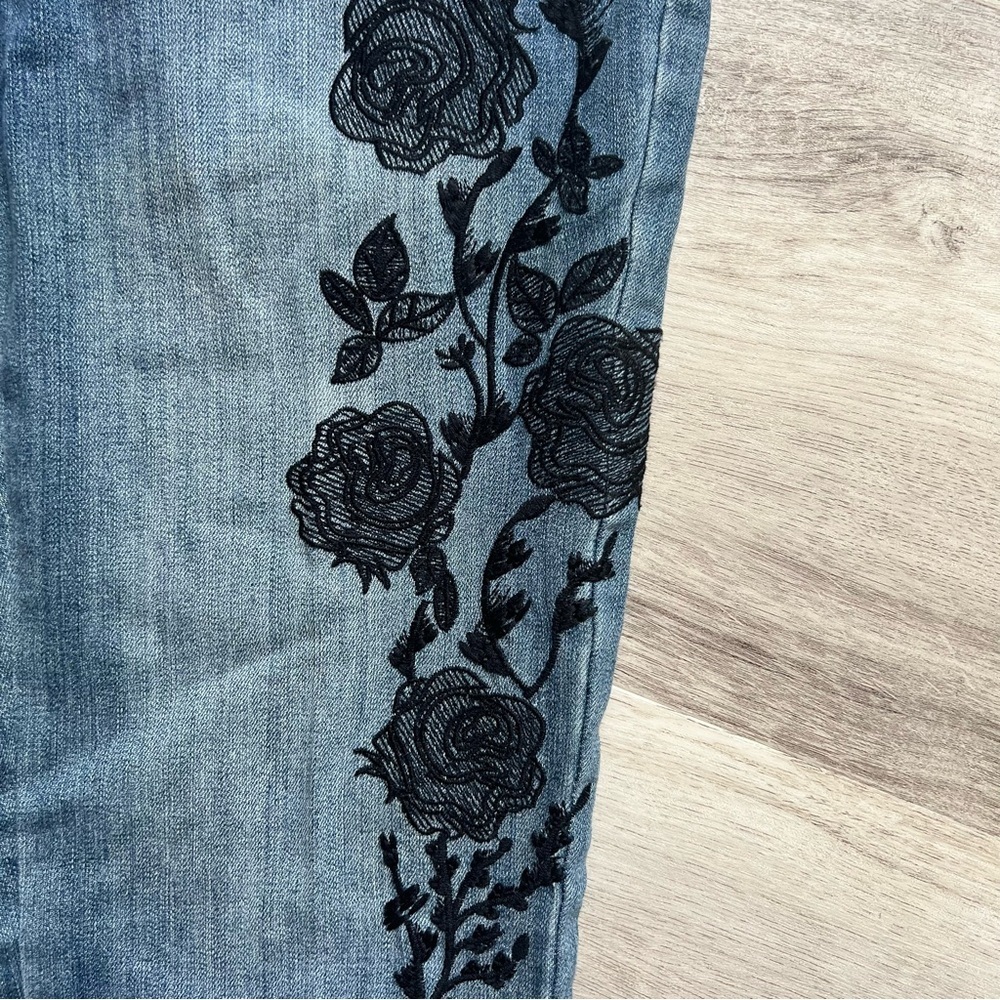 Vera Wang Jeans with Black Floral Embroidery - Picture 4 of 6